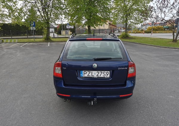 Skoda Octavia cena 17499 przebieg: 305000, rok produkcji 2010 z Złotów małe 407